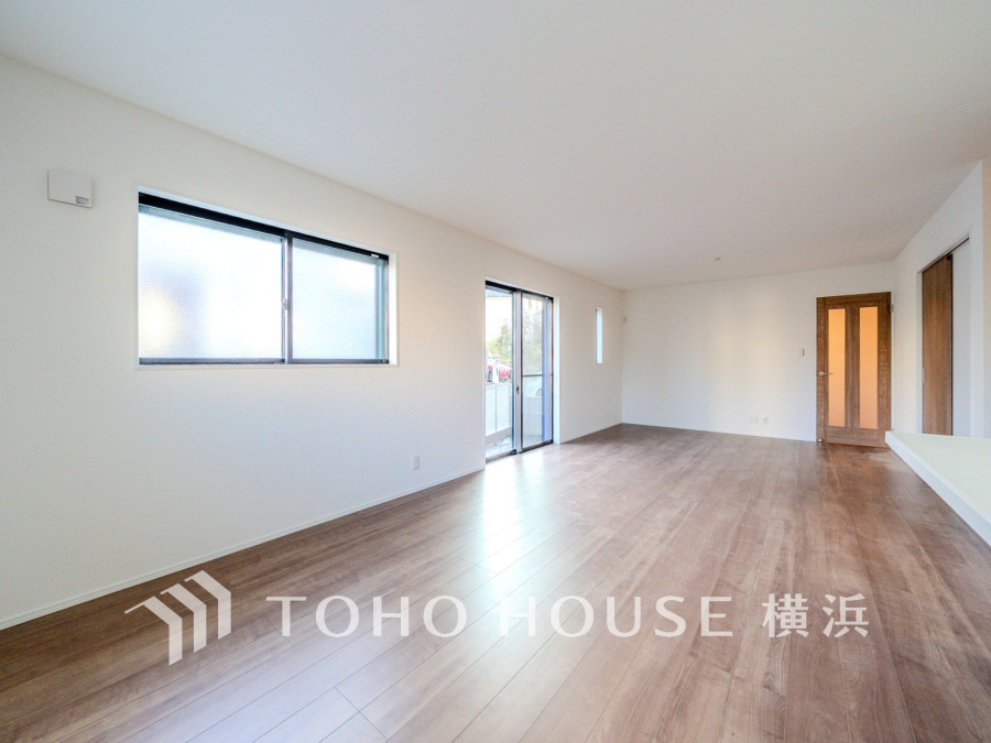 明るく開放的な空間が広がるLDK。室内には豊かな陽光が注ぎ込み、爽やかな住空間を演出。
