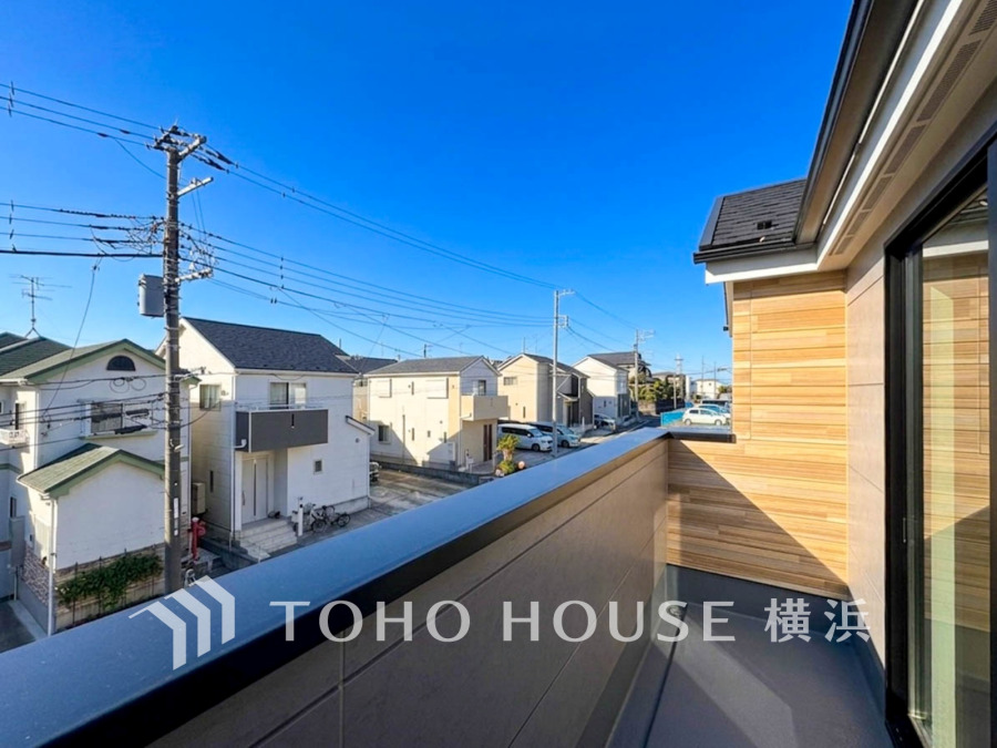 陽光が差し込む広々バルコニーから、閑静な住宅街の眺望を楽しめる快適な空間です。