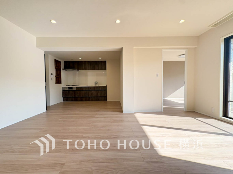 陽光が差し込む明るいリビングと機能的なキッチンが調和した、開放感あふれる快適な住空間です。