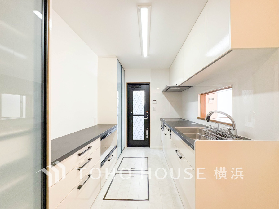 6.6帖のキッチンには充実の収納棚とパントリーを完備、お手入れも簡単なIHコンロを採用