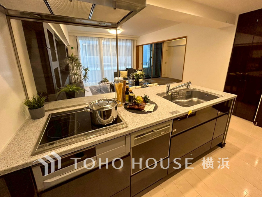 手元の収納から、足元の収納までが全てスライド式で、奥のスペースまで有効に活用できます。奥まで上から見渡せるので、たまにしか使わない調理器具もサッと取出せます。