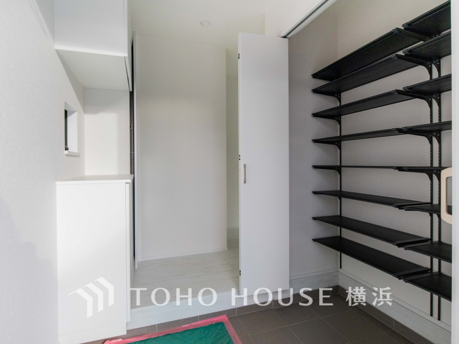 玄関には、ご家族みんなの靴をたっぷりと収納することができるシューズインクローゼットをご用意しました。さらに場所をとるベビーカーやゴルフ道具なども収納できるので、玄関まわりはいつもすっきり。