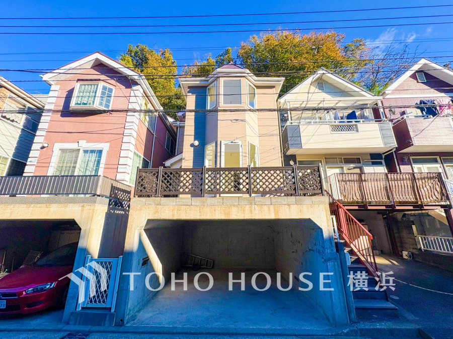 堂々たる趣ながら、主張し過ぎずどこか余裕を感じさせるシャープなフォルムで佇む邸宅は、晴天の空と照らし合わせる事で、本来あるべき完成形の姿を見せてくれます。