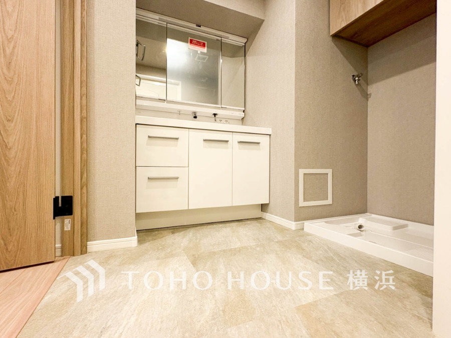 脱衣スペースを含む空間はゆとりの広さを設け、また洗面化粧台の鏡の後ろに収納スペースを設ける事により、散らかりやすい洗面スペースをスッキリ保てます。