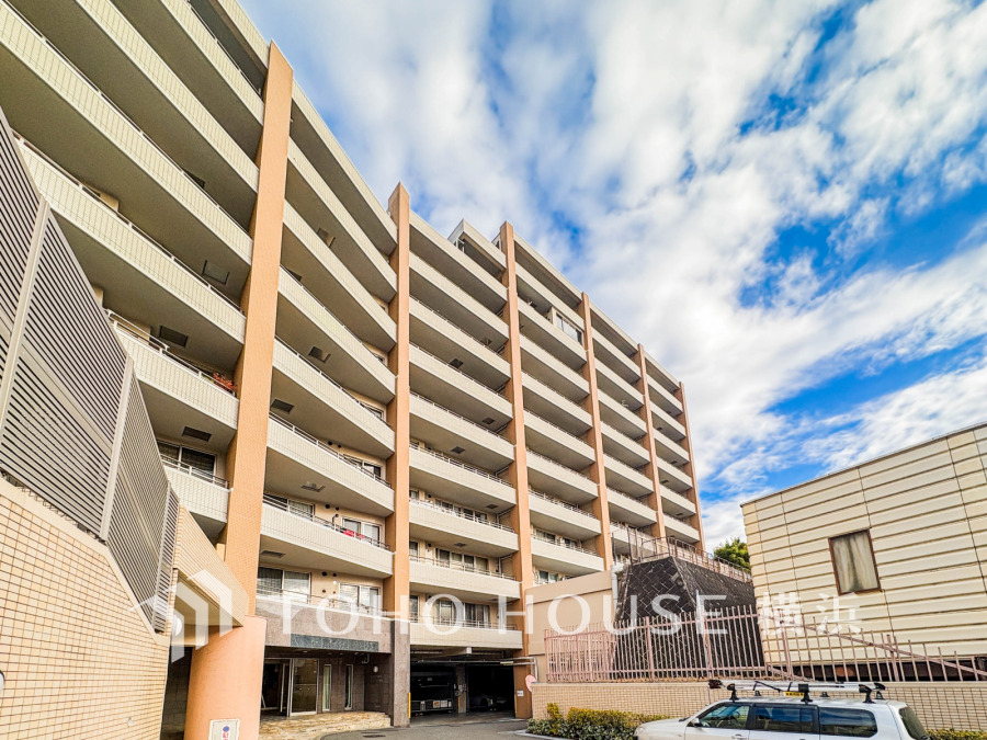 ーに配慮された設計プランを採用し、居住性を一段と心地よいものにしています。周辺環境とのコラボレーションにより明るく開放的な空間を演出。