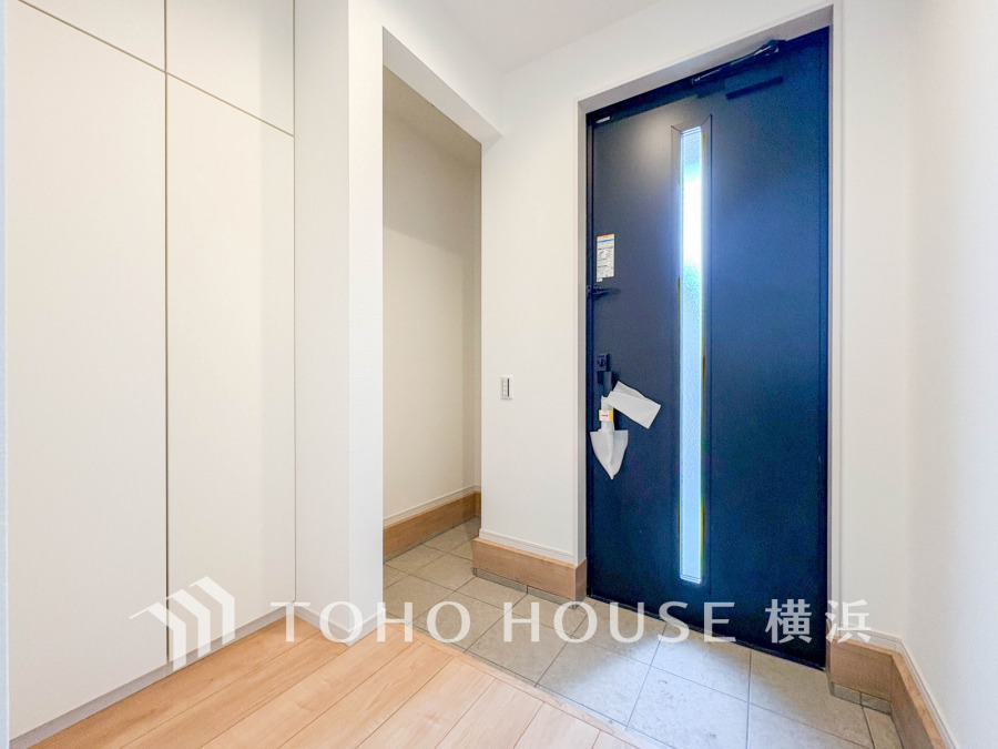 便利な土間収納付きの玄関スペース。収納充実の明るい空間です。