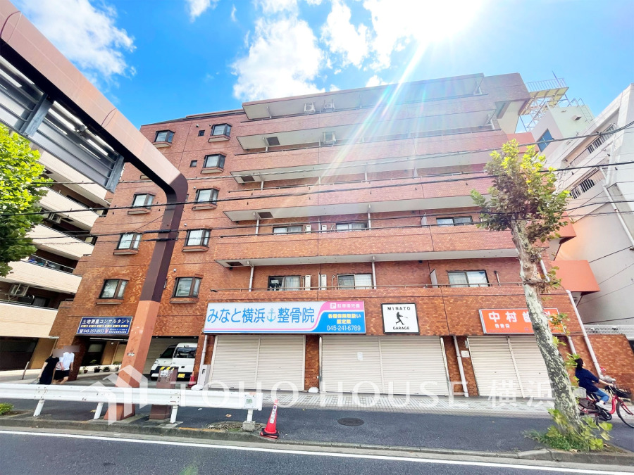 ふりそそぐ陽射しと開放的な空間形成。青空を背景に更なる美しさを醸す佇まい。暖かな陽光と爽やかな風がハーモニーを奏でる上質な空間を愉しむ暮らしがここにある。