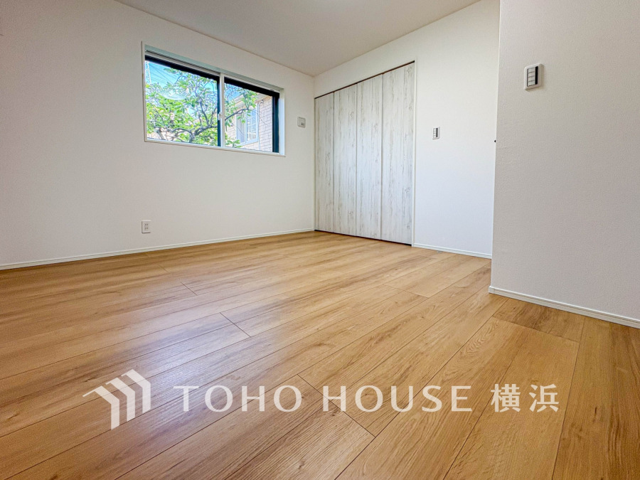 大きな窓からは快適な光を取り入れ、通気性能を上げる事で居心地の良い空間を演出します。多くの時間を過ごす住まいだからこそ、いつも快適な場所であるように心掛けています。