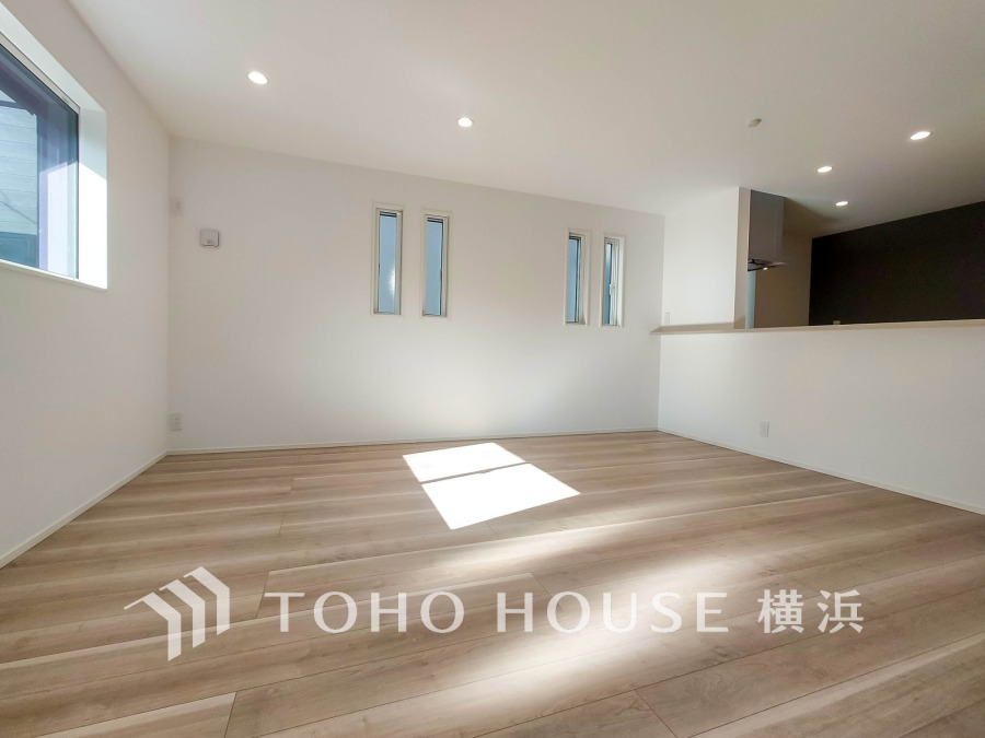 明るく開放的な空間が広がるLDK。室内には豊かな陽光が注ぎ込み、爽やかな住空間を演出。
