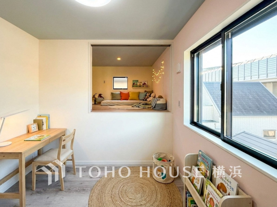 大きな窓からは快適な光を取り入れ、通気性能を上げる事で居心地の良い空間を演出します。多くの時間を過ごす住まいだからこそ、いつも快適な場所であるように心掛けています。（家具はAI加工です）