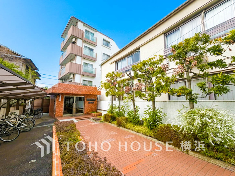 爽やかな青空の下に贅沢なほどに降り注ぐ陽光、豊かな居住性と、クオリティが見事に調和した住空間は、住まうことの喜びを感じさせてくれます。
