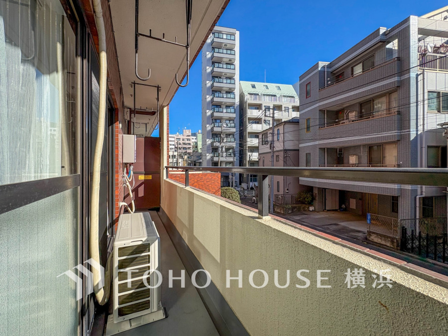 開放感あふれるバルコニーで、晴れた日には心地よい風と陽光を感じられます。都市の眺望も魅力です。