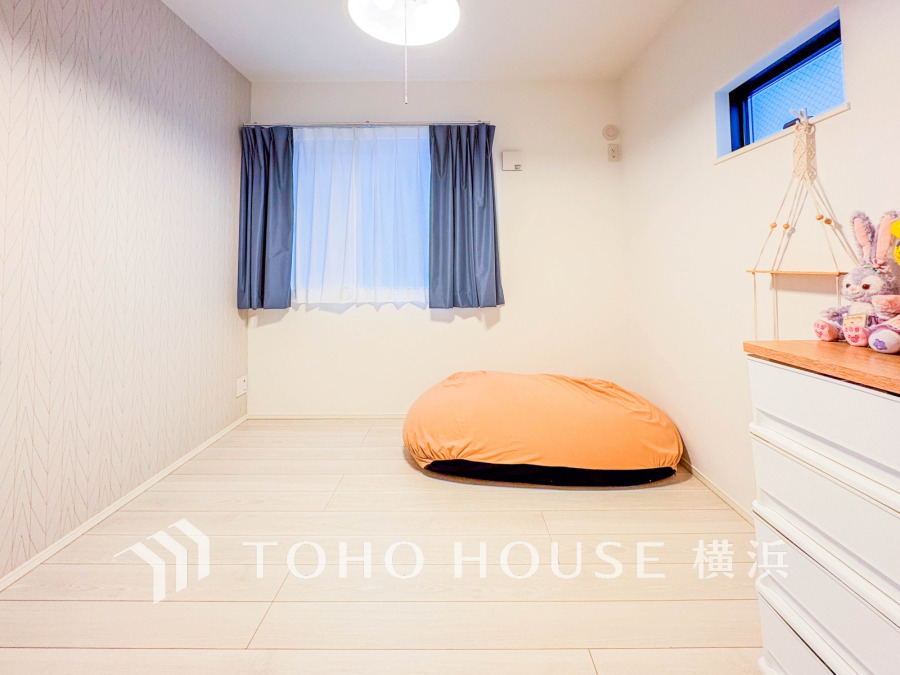 【2026年1月撮影】窓と収納を備えた納戸。季節物や大きな荷物の収納はもちろん、書斎や趣味のお部屋としても活用できる便利な空間です。