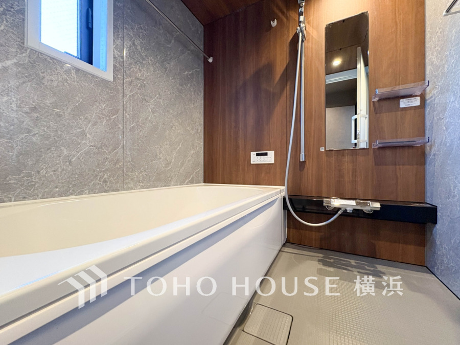 一日の疲れを癒す、広々とした浴室。お子様とのバスタイムもゆったりと楽しめ、家族の絆を深める空間です。