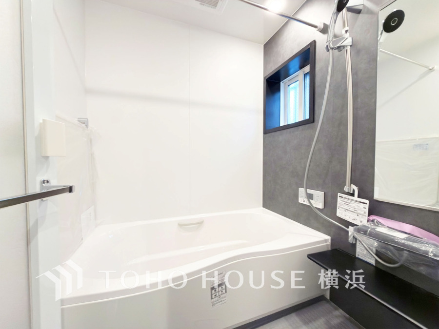 上質が感じられる質感とカラーリングで、清潔な空間美を実現。一日の疲れが癒される優雅なバスタイムを堪能できるゆとりあるバスルームです。