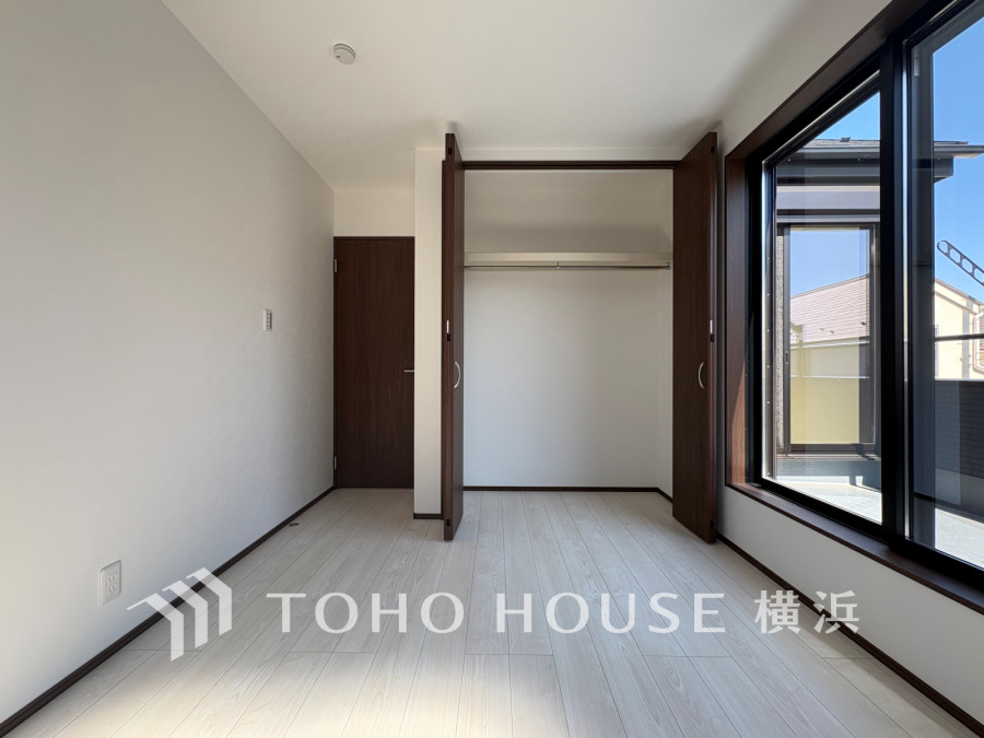 バルコニーに面した明るい洋室。穏やかな陽射しが、ゆったりとした寛ぎの時間を包みます。
