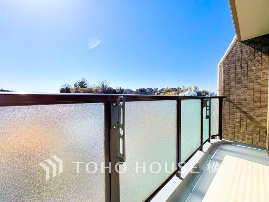 気持ちのいい空が見渡せるバルコニー。爽やかな風を感じて、心躍る素敵な暮らしがはじまります。
