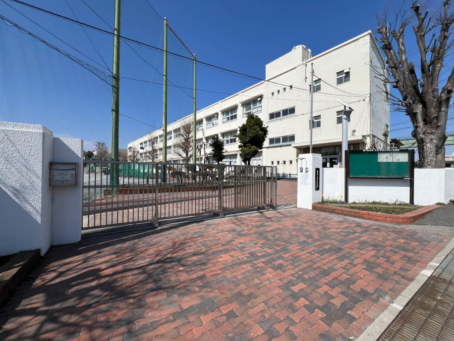 横浜市立鶴ケ峯中学校　約1000ｍ