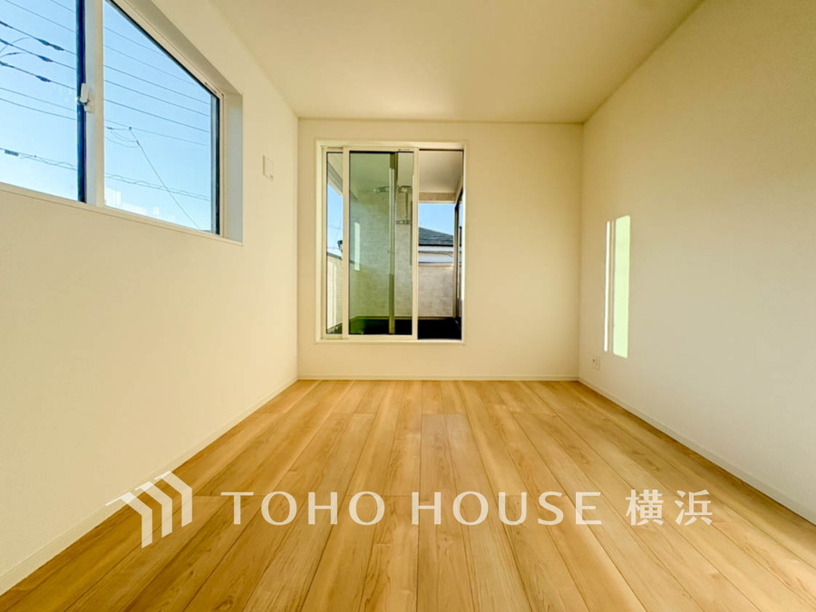 2面採光の居室は快適な光を取り入れ、心地よい風を取り入れます♪通気性能を上げる事で居心地の良い空間を演出します。多くの時間を過ごす住まいだから、快適な場所であるように。