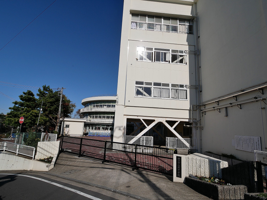 横浜市立蒔田小学校…約300ｍ