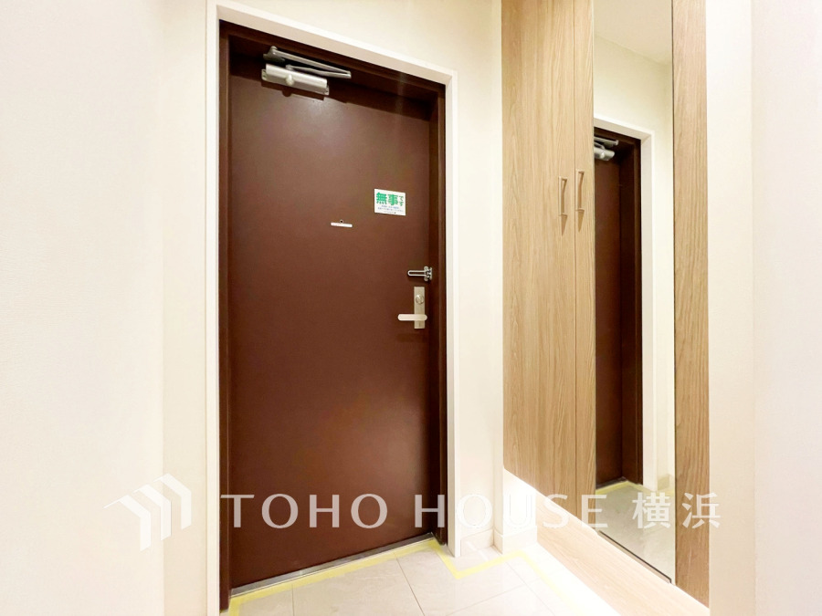 玄関には、お出かけ前の身だしなみチェックに便利な大型のミラーのついたシューズボックスを設置。
