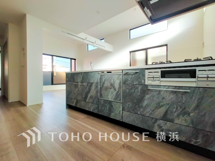 スタイリッシュな対面キッチンを採用。リビングが見渡せるので、お子様を安心して遊ばせながら家事ができ、リビング学習をするお子様にも声がかけやすい自然な距離感。 