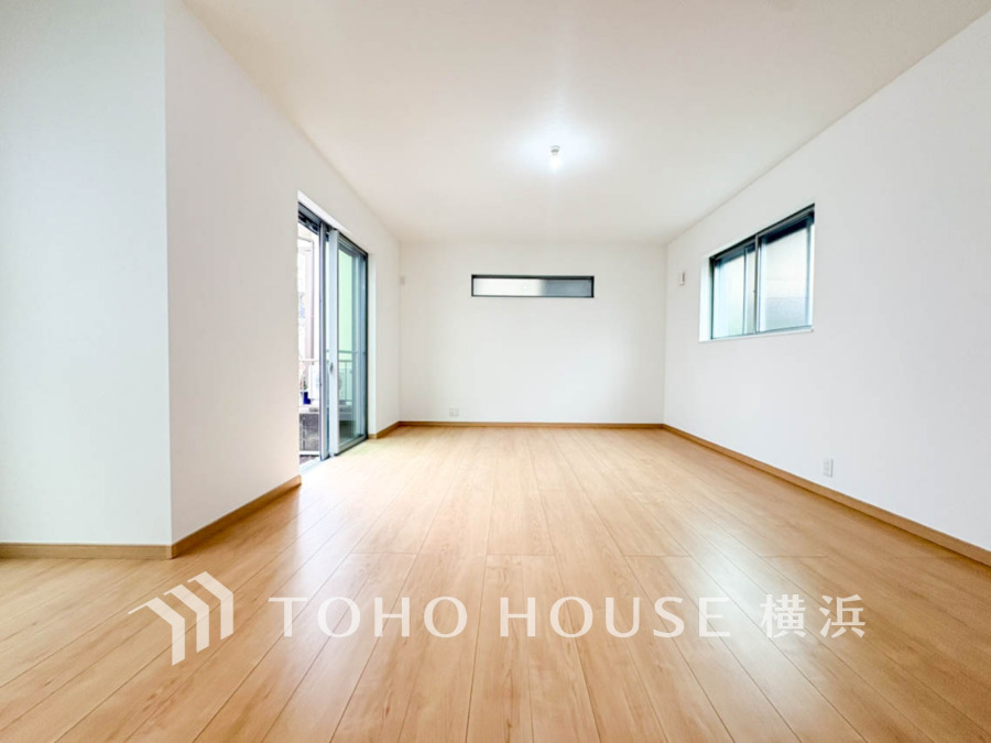 広々としたリビングダイニングは、シックでモダンな内装。落ち着いた雰囲気に包まれて、伸びやかな空間の中で、ゆったりと家族団らんのひとときを過ごせます。