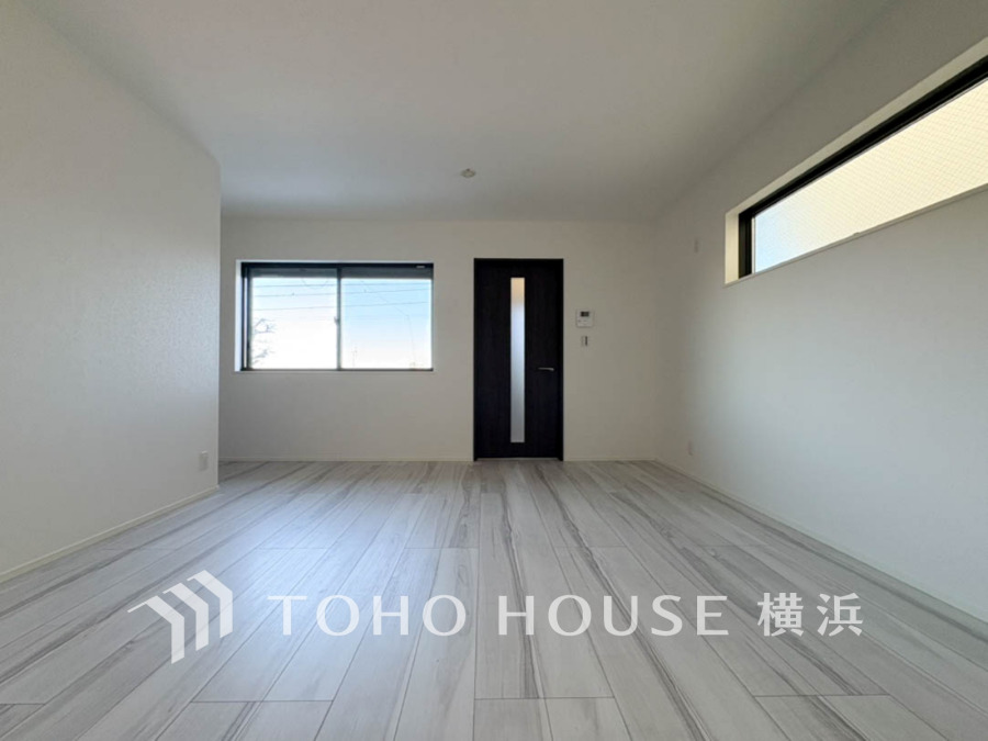 家族みんなが爽やかに健やかに過ごせるように、溢れる光をたっぷり取り込んだリビングダイニング。集いの場、憩いの場としての快適性を求めたやすらぎの空間です。