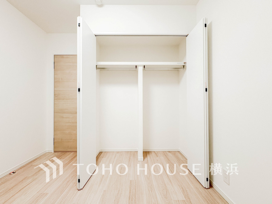 大きな窓からたっぷりと陽光が注がれる明るい空間。家族の成長に対応できる永住仕様の間取り。時を忘れて過ごす場所として過ごせるお部屋。