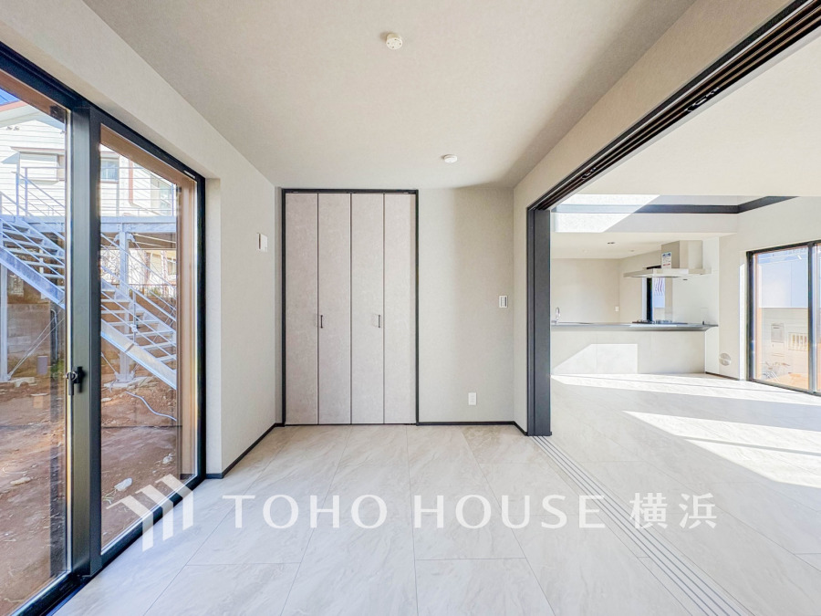 穏やかな風と陽光を導き、プライバシーに配慮された設計プランを採用し、居住性を一段と心地よいものにしています。明るく開放的な空間を演出しております。