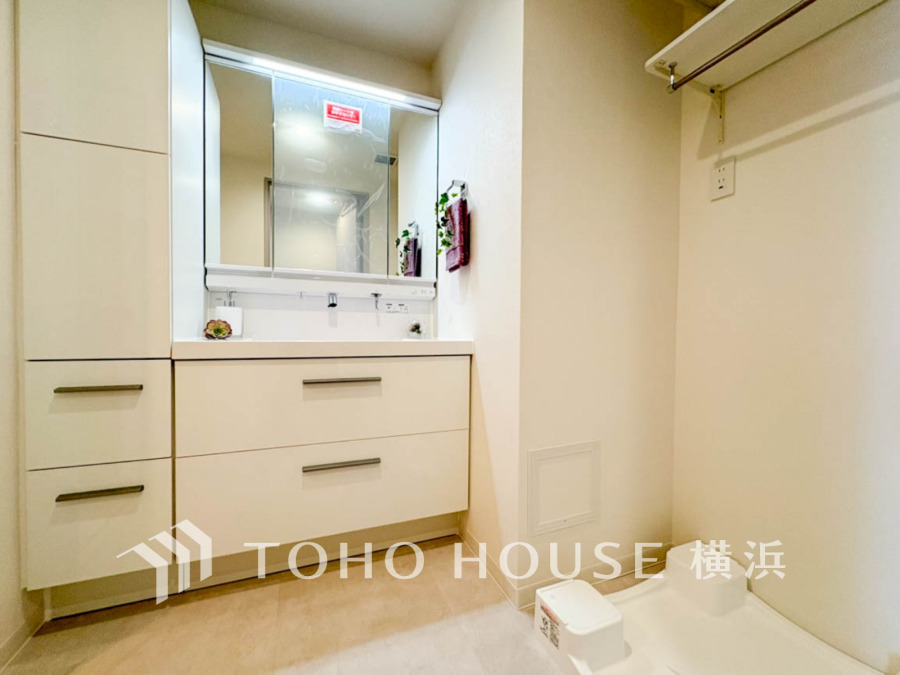 柔らかで爽やかな色使いのパウダールームは、ドレッシーな雰囲気で、上質を感じられる空間。朝晩のケアをする大切な場所だからこそ、落ち着きと清潔感を持たせました。