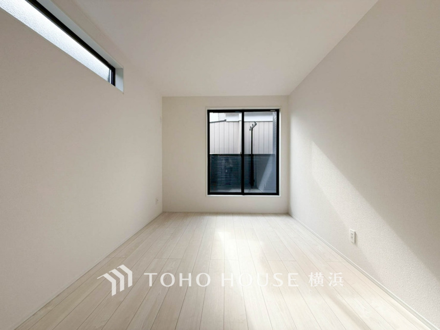 シンプルで明るい室内空間。大きな窓から自然光が差し込み、快適な居住空間を演出します。