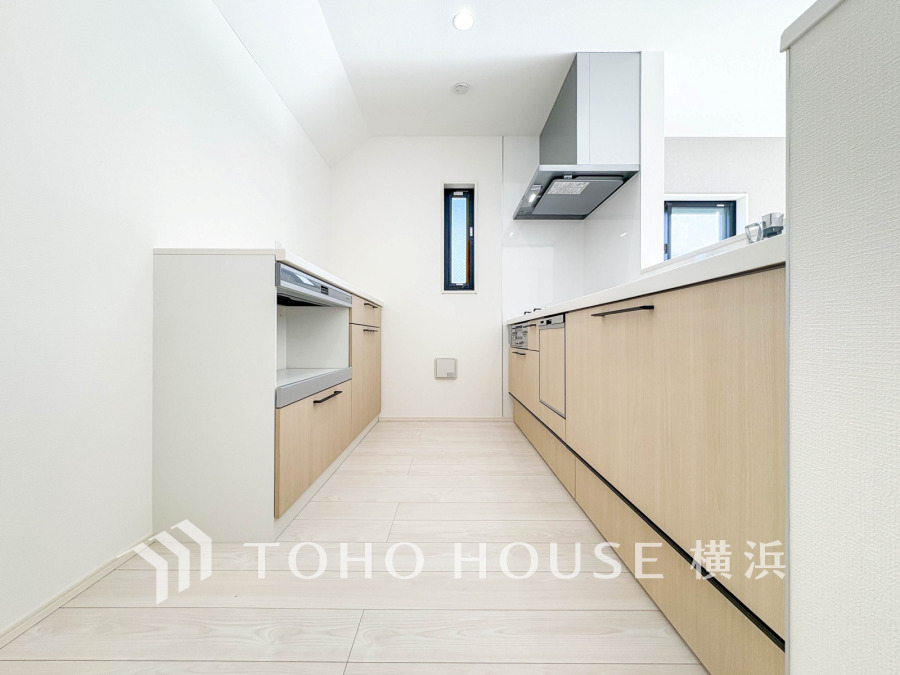 明るく清潔感のあるキッチンは、収納充実で使いやすく家事効率を高める設計です。