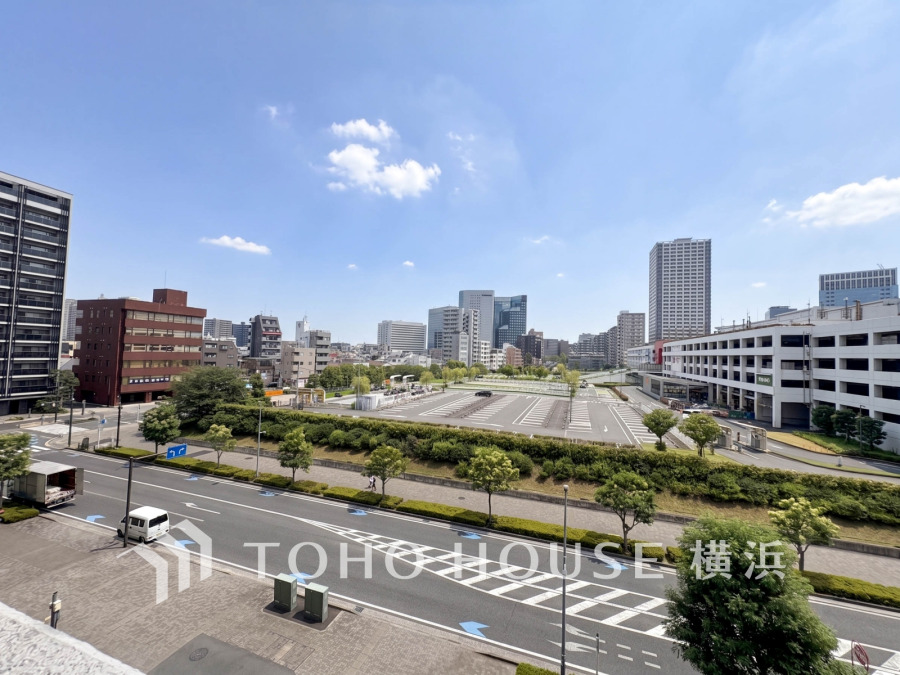 手を伸ばせば、ふれることが出来そうな環境が、そのままインテリアになったような印象です。その豊かな眺望にふさわしい空間には、通風・採光にも優れ、心地よい光と風があふれています。