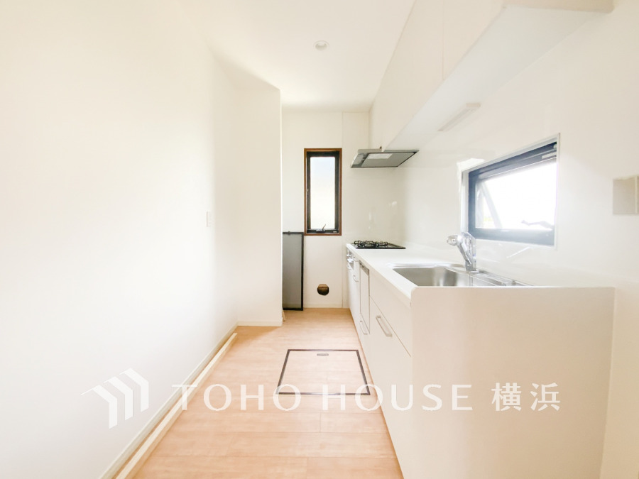 窓から明るい光が差し込むキッチンは、作業に集中しやすい独立型タイプ。