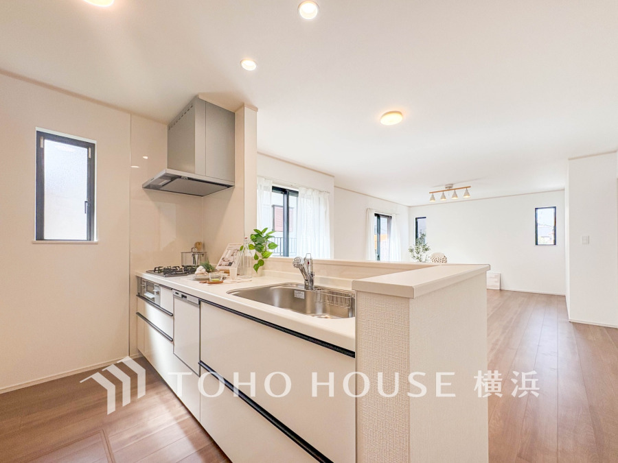 開放的な対面キッチンは、リビングで寛ぐご家族と会話をしながらお料理が出来ます。