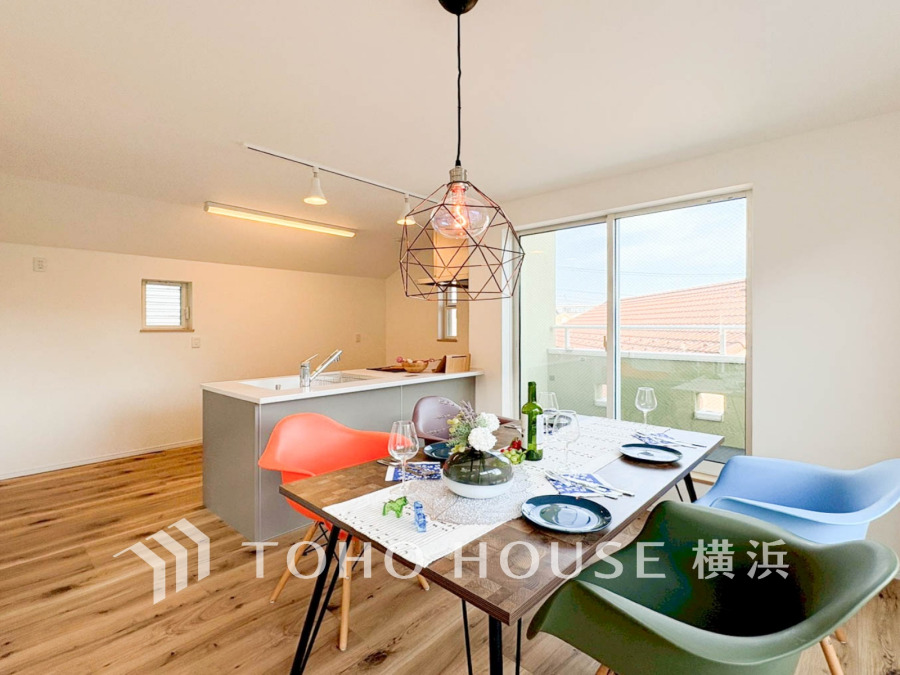 おしゃれにデザインを施した、明るく開放的なLDK空間。室内には豊かな陽光が注ぎ込み、爽やかな住空間を演出。ホームパーティーでも自慢の空間で、ゲストと一緒に楽しい時間を過ごせそう。