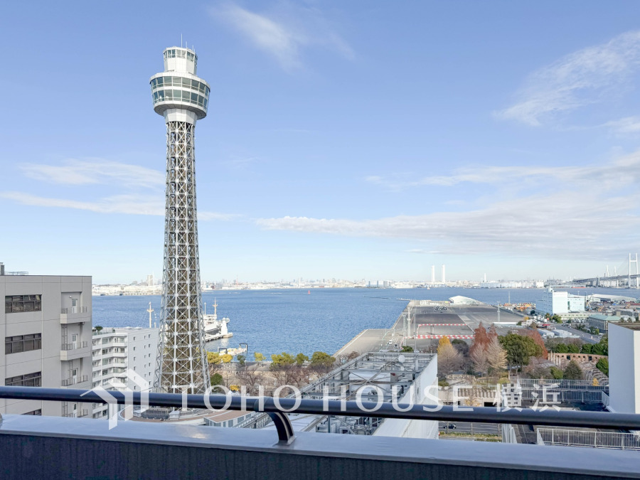 大空と眺望を心ゆくまで楽しめるバルコニー。マリンタワーを間近に眺める贅沢。この開放感ある眺望とともに季節感を演出する四季折々の変化を楽しめる心地よい場所となることでしょう。