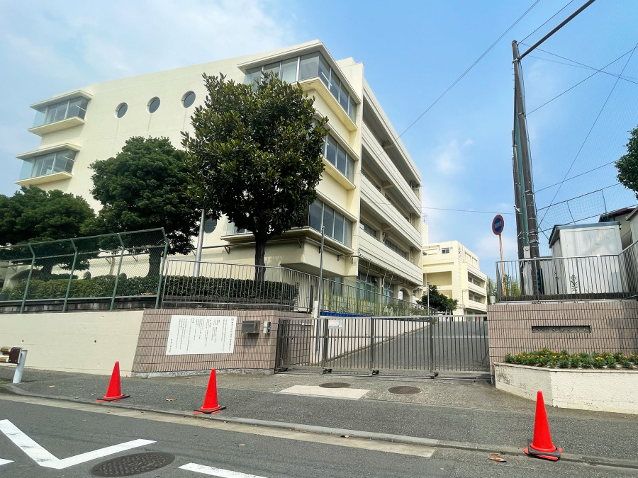 横浜市立小机小学校　約1100ｍ