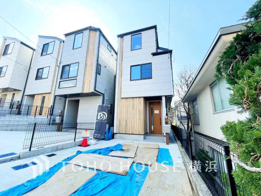 風を感じ青い空から太陽の恵みを感じる温もり溢れる佇まい。住む人を映し出す洗練された佇まいは、いつまでも輝き続けながらいつしか街の風景に溶け込んでいきます。