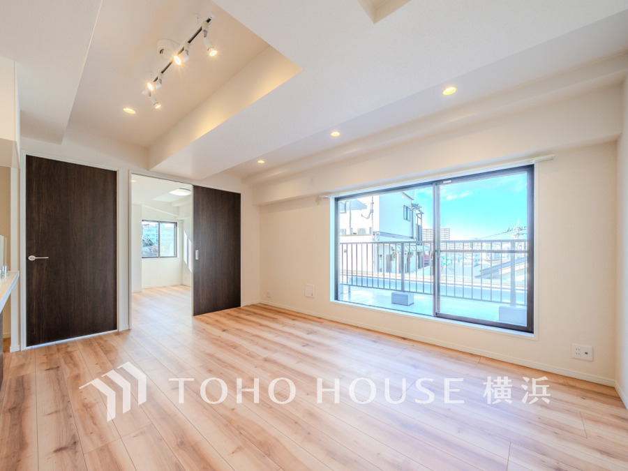 明るく開放的な空間が広がるLDK。室内には豊かな陽光が注ぎ込み、爽やかな住空間を演出。
