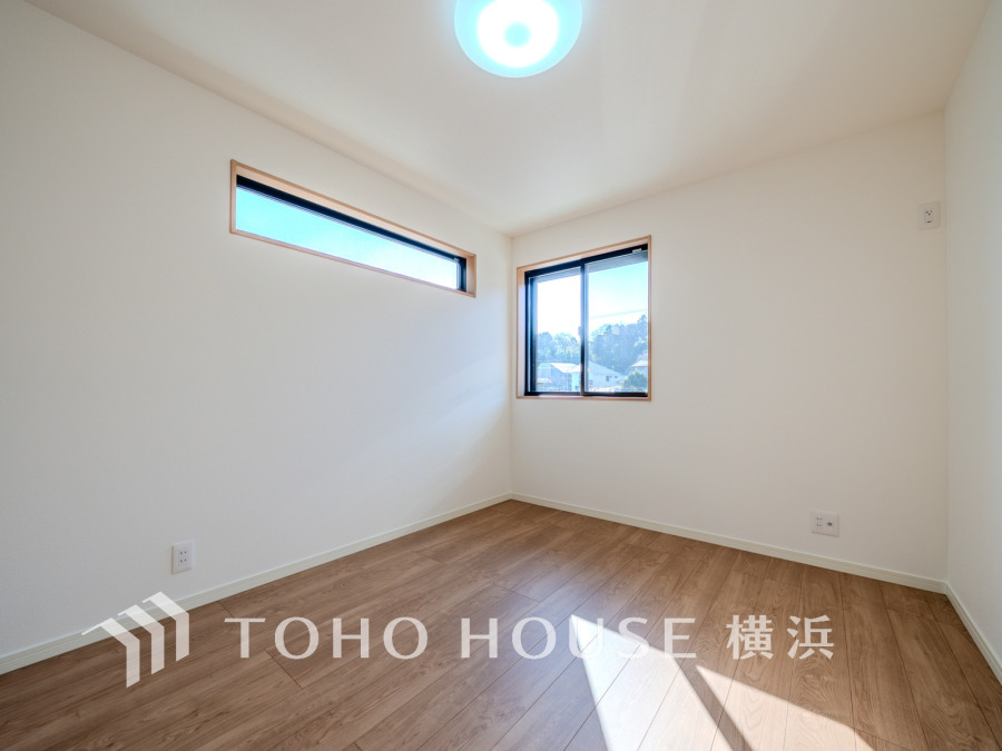 晴天の輝きと共に差し込む暖かな陽射しを愉しむことのできる空間。時には雨音が刻むリズムとハーモニーに耳を澄まし、煌く星空を眺める、そんな日常がここにあります。