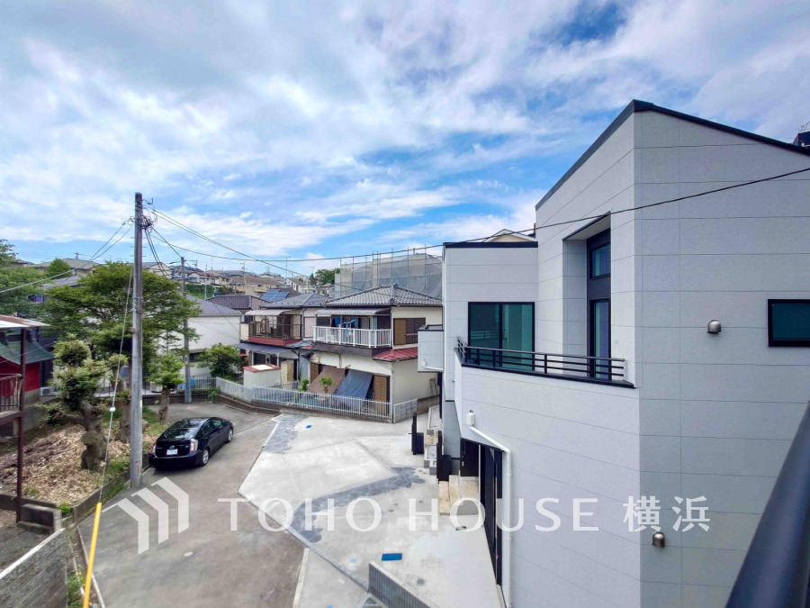 開放感があり、遮るものもなく気持ちのいい景色が広がります。お部屋にも爽やかな風と暖かく柔らかな日差しが差し込み、毎日の暮らしを豊かに彩ります。