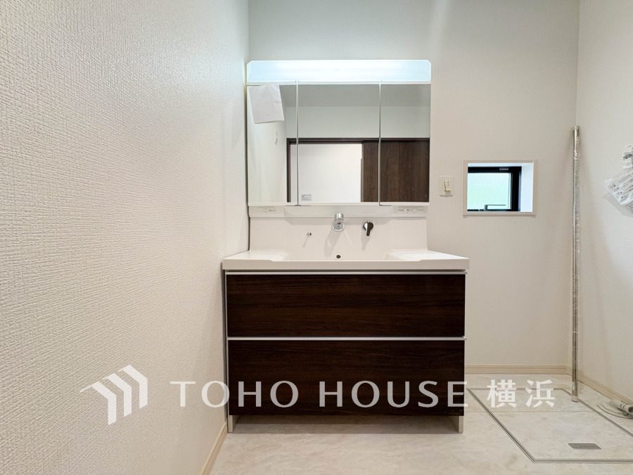 落ち着いた空間を演出するカラーと、ゆったり落ち着いてお使い頂ける広さが魅力の洗面室 。居室からも独立しており、プライベート空間を保ちます。