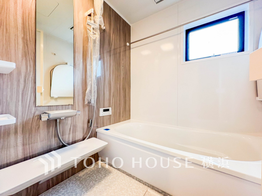 清潔感あふれる浴室。窓から自然光が入り、ゆったりとくつろげる空間です。