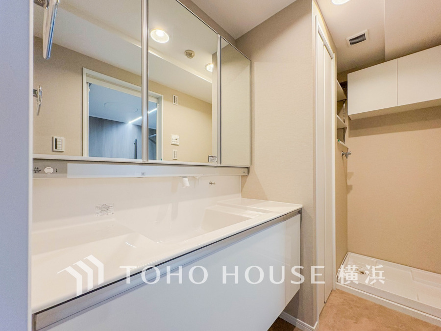 十分な大きさの洗面台は、身だしなみチェックや歯磨きなど、朝の慌ただしい時間でも余裕とゆとりを感じて頂けます。