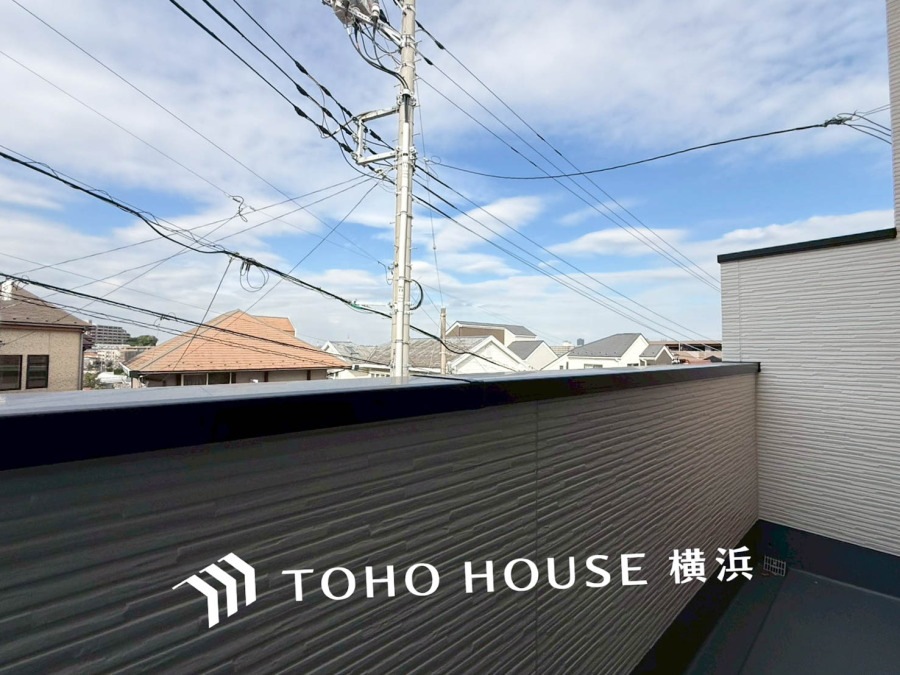 広いバルコニーから、暮らしの中での光と風を演出してくれています。見事なまでの開放的な空間をお楽しみください