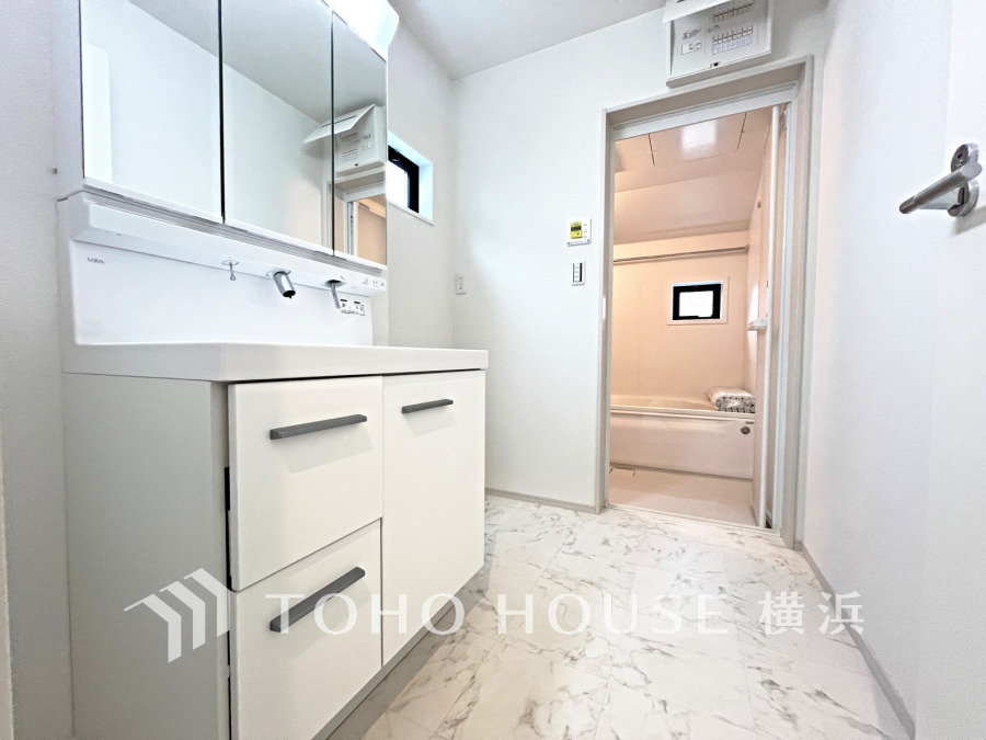 落ち着いた空間を演出するカラーと、ゆったり落ち着いてお使い頂ける広さが魅力のパウダールーム。居室からも独立しており、プライベート空間を保ちます。