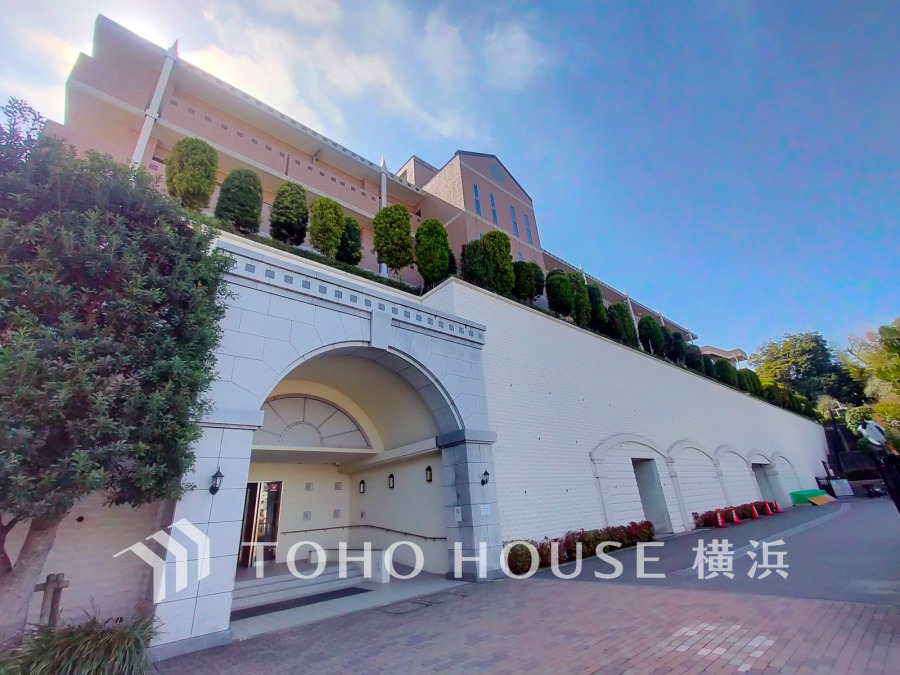 緑豊かな植栽が彩るマンション。安心・快適な暮らしを実現するビッグコミュニティです。