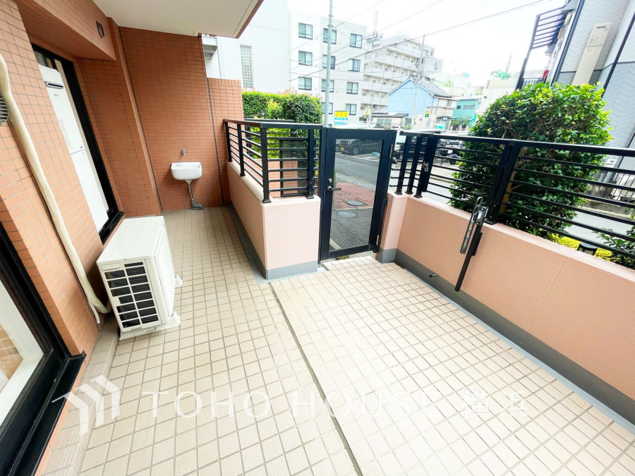 暮らしの中で光と風を演出してくれる戸建て感覚のテラス。開放的な空間を演出しながら、プライベート性も確保された空間は我が家の自慢。アウトドアリビングとしても楽しめそう。